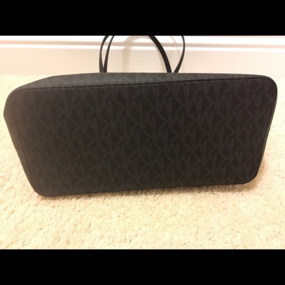 SOLD!!!!!   Michael Kors jet set black tote - Picture 4 of 6